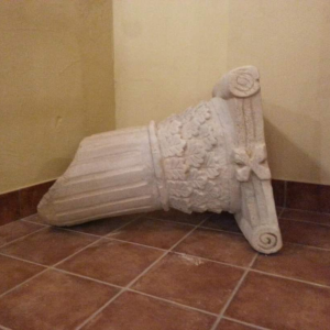 base con columna en mortero decorativo